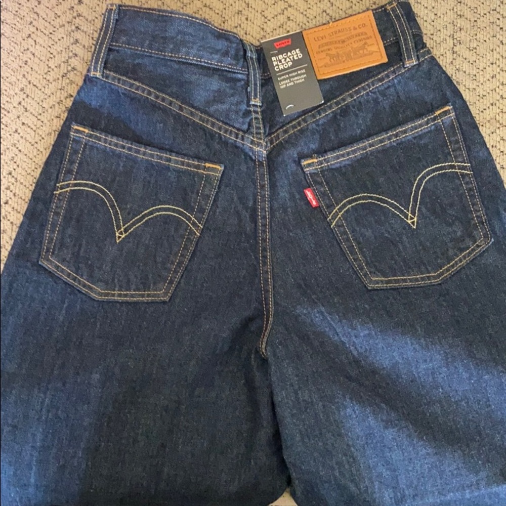 Levi’s Ribcage Pleated Crop Jeans - Picture 3 of 6